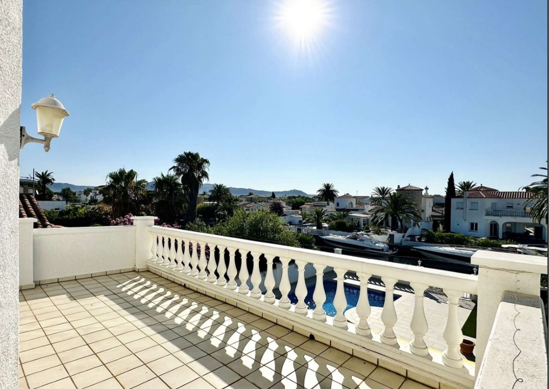 Canal house with studio and pool for sale in Empuriabrava