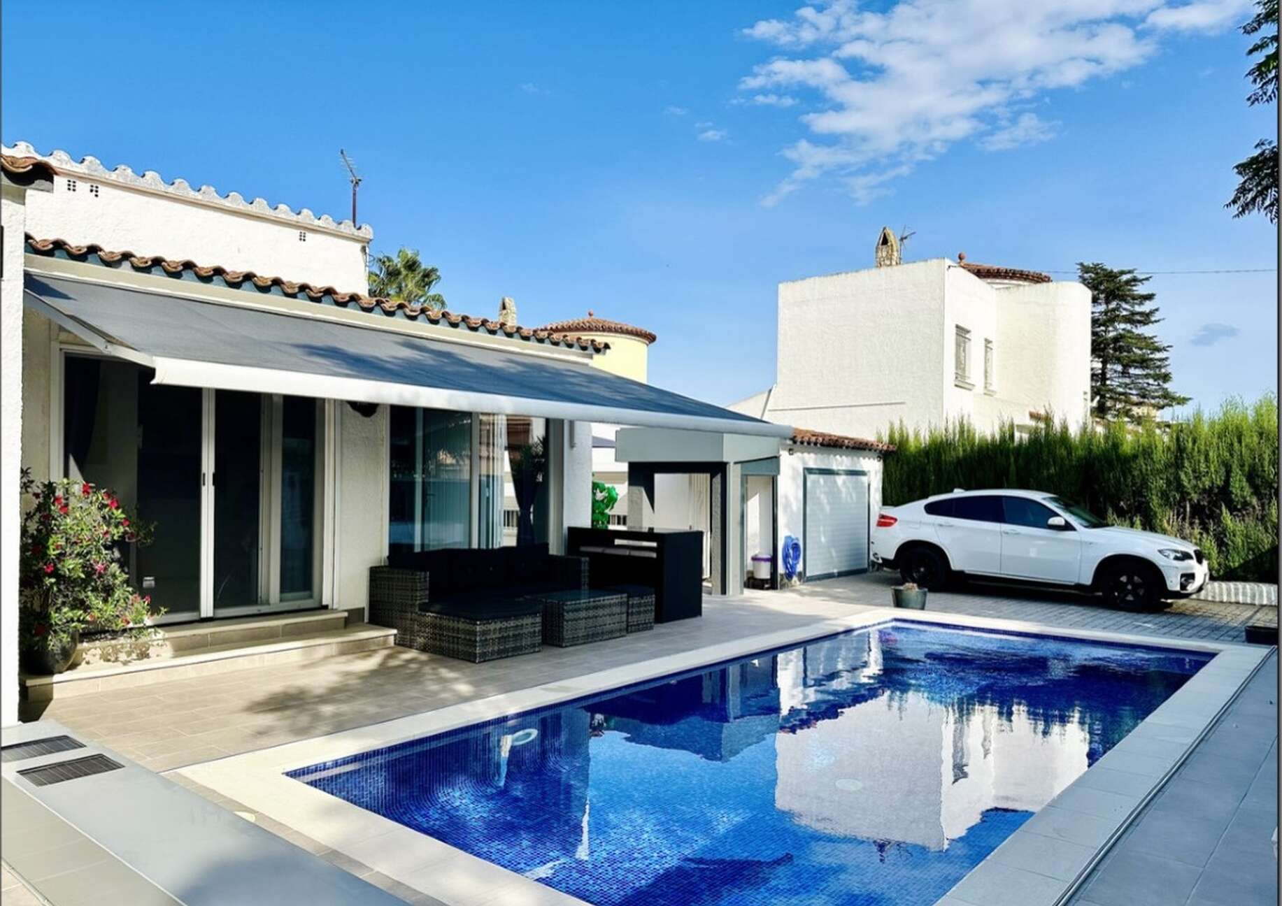 Casa renovada con piscina cerca de playa en Empuriabrava.