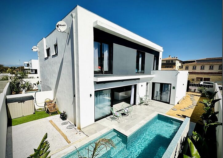 new-modern-house-for-sale-with-pool-in-empuriabrava-711