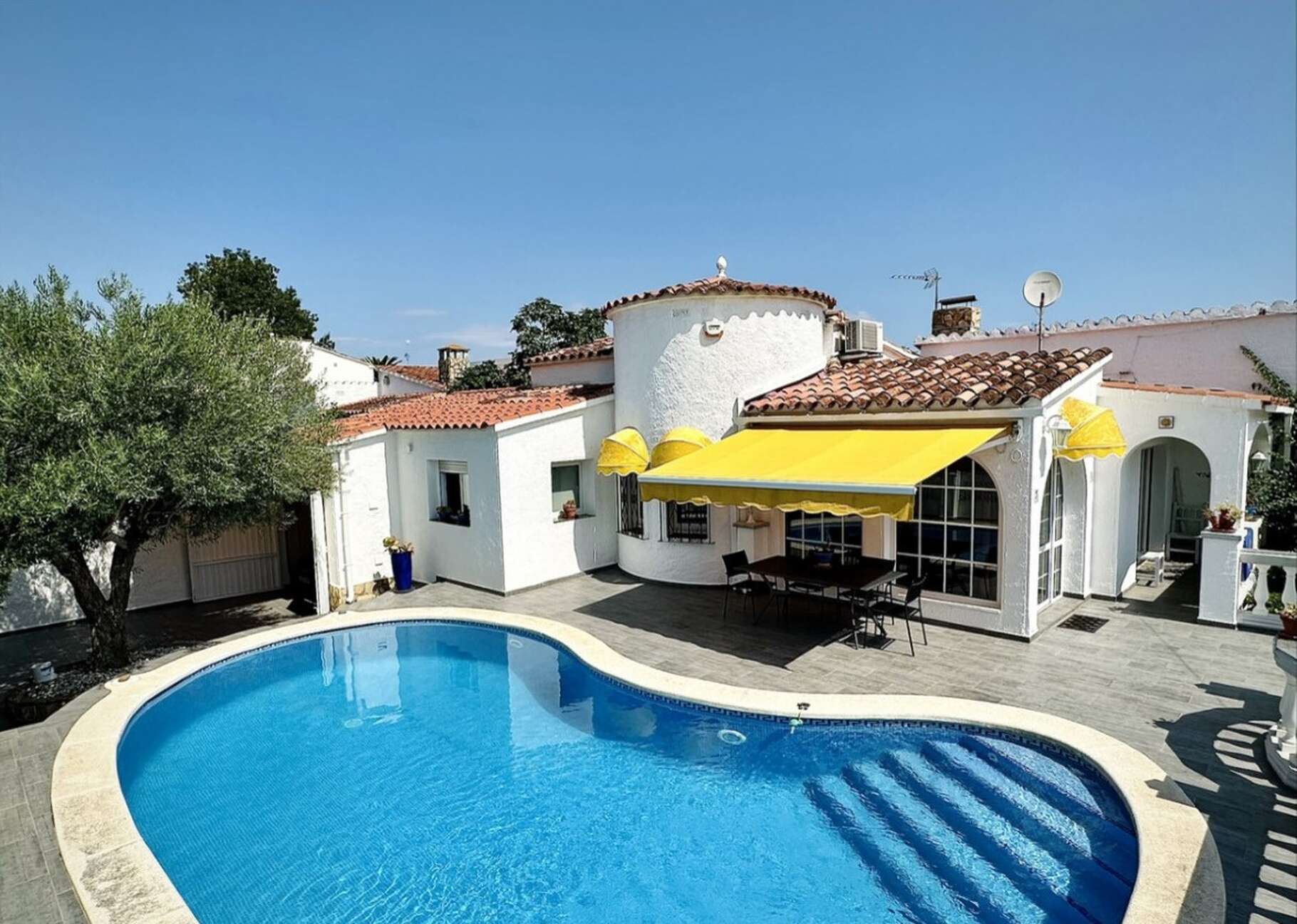 maison-renovee-avec-piscine-a-vendre-empuriabrava-712