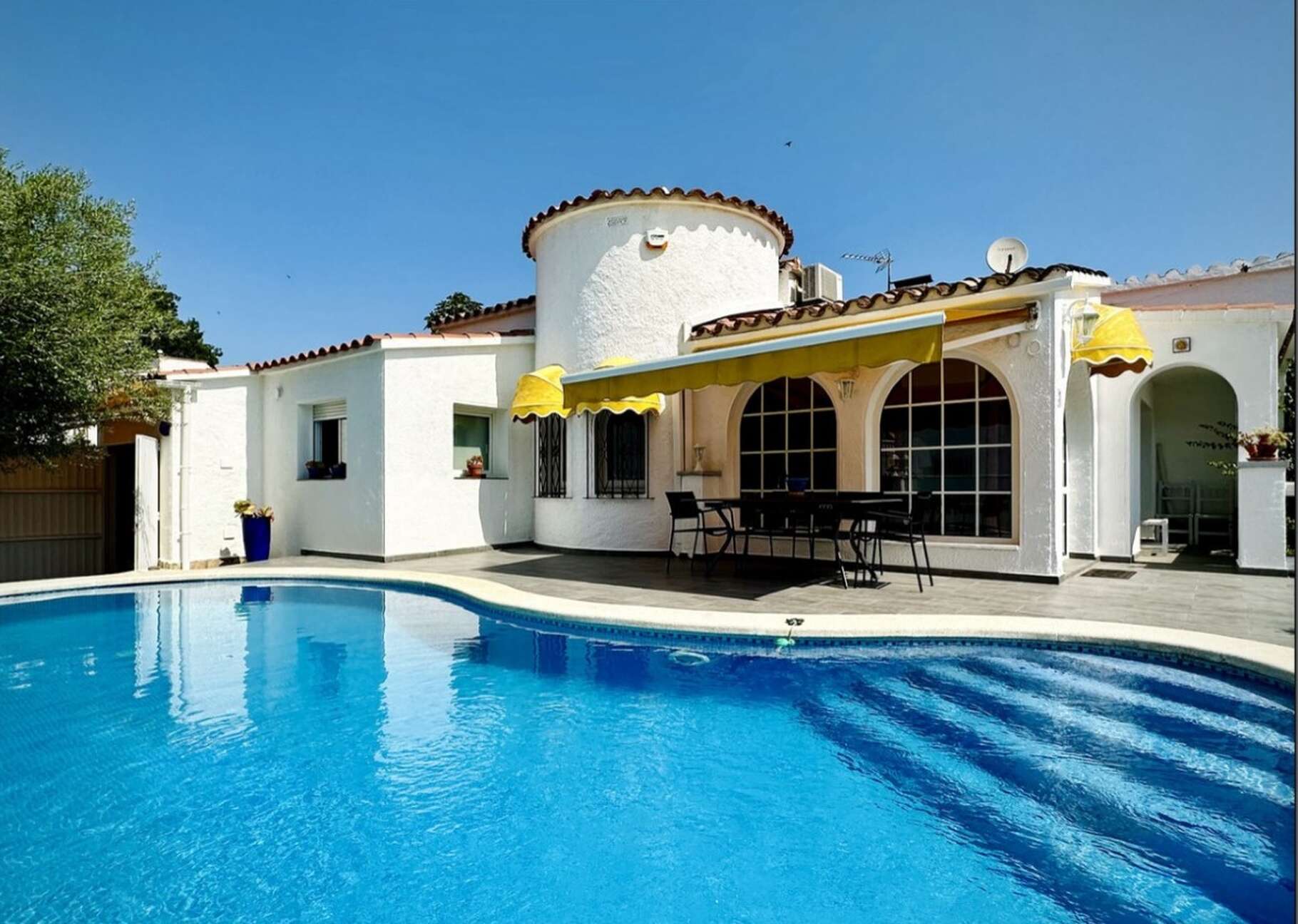 Vollständig renoviertes Haus mit Pool zum Verkauf in Empuriabrava.