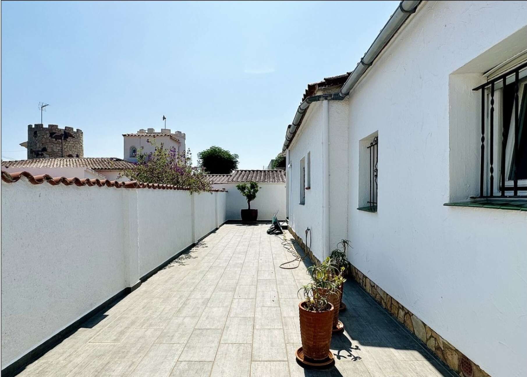 Casa totalment reformada amb piscina en venda a Empuriabrava.