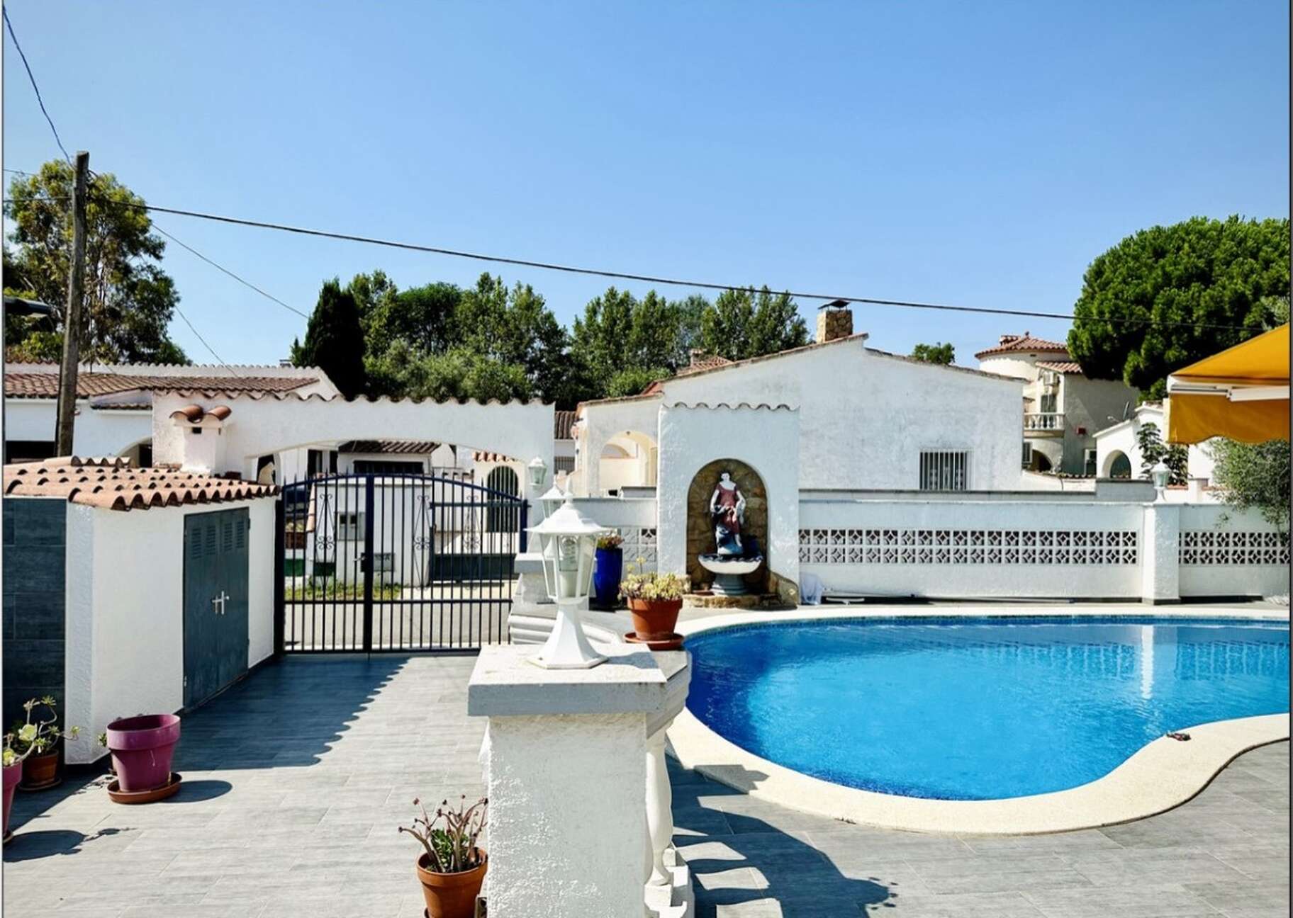 Casa totalment reformada amb piscina en venda a Empuriabrava.