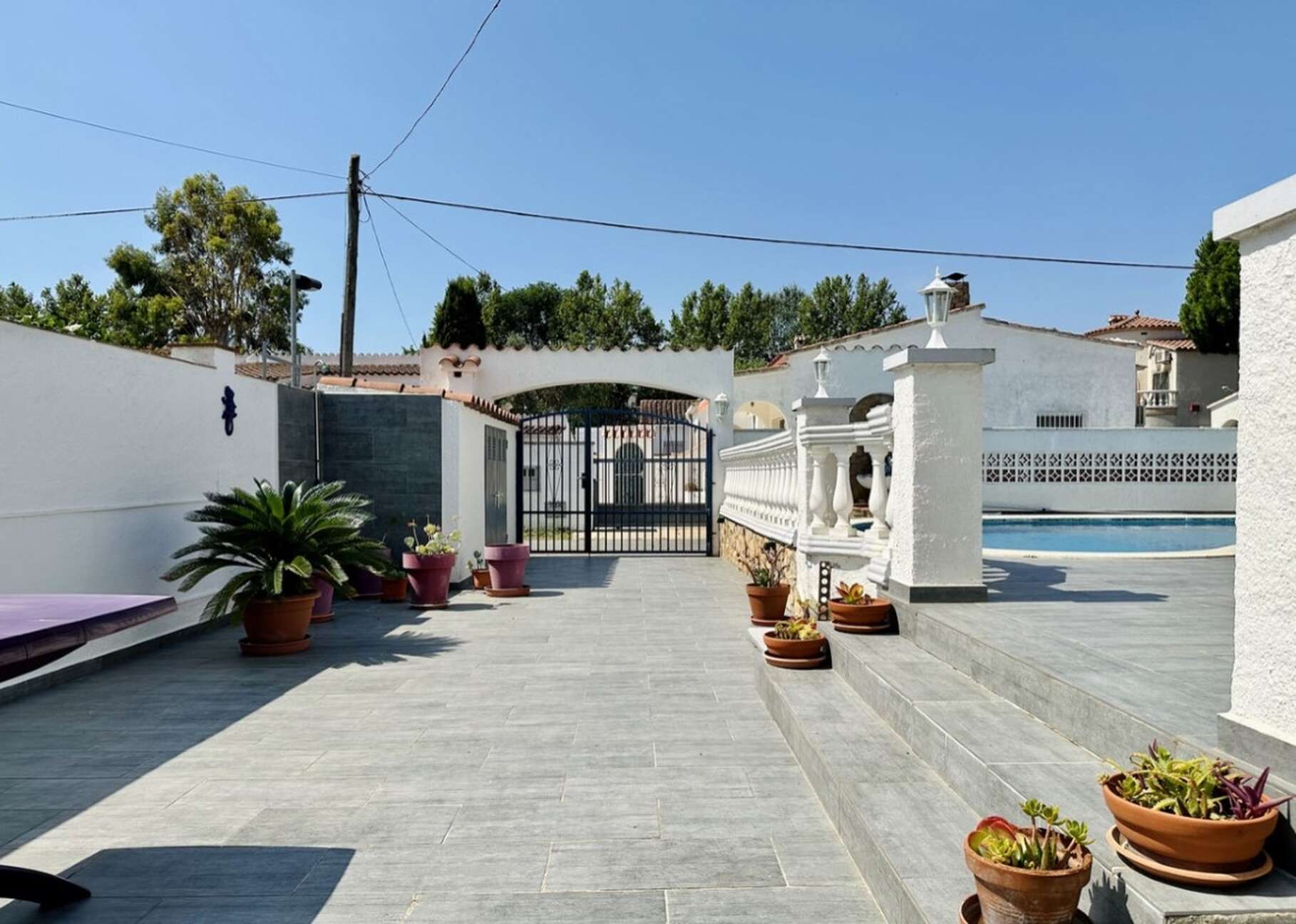 Casa completamente reformada con piscina en venta en Empuriabrava