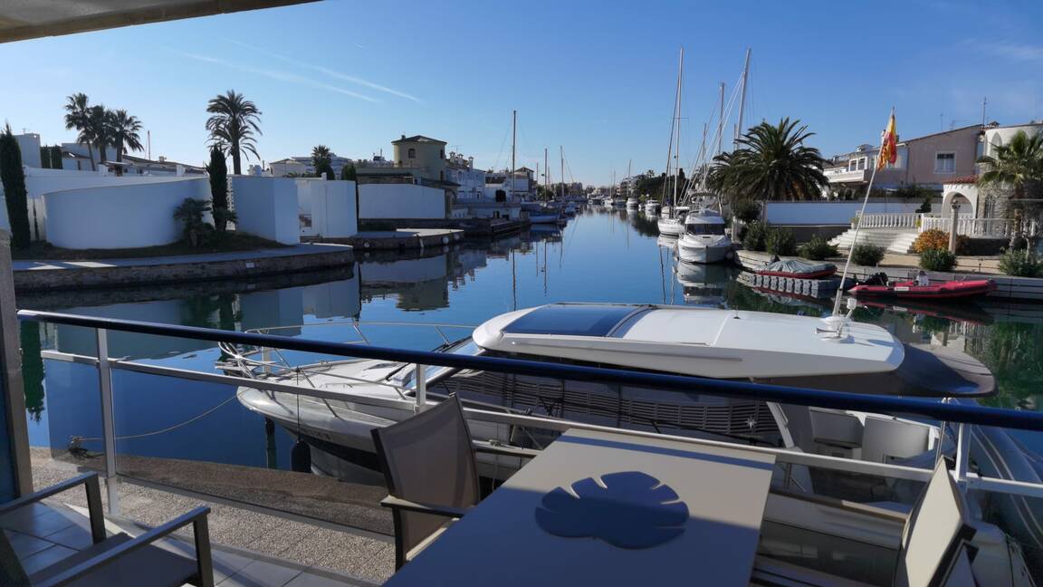 Renovated apartment with canal views, elegant and for sale in Empuriabrava.