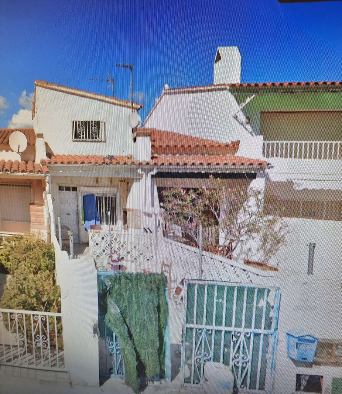 Unbelievable opportunity! 2 pink floors and 2 houses in Empuriabrava. Ideal for investing. Don't mis
