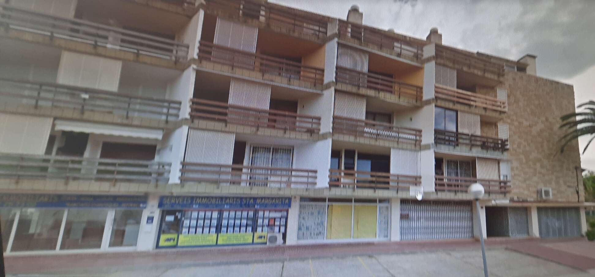 Unbelievable opportunity! 2 pink floors and 2 houses in Empuriabrava. Ideal for investing. Don't mis