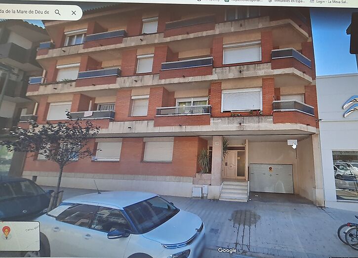 Unbelievable opportunity! 2 pink floors and 2 houses in Empuriabrava. Ideal for investing. Don't miss out on this sale!