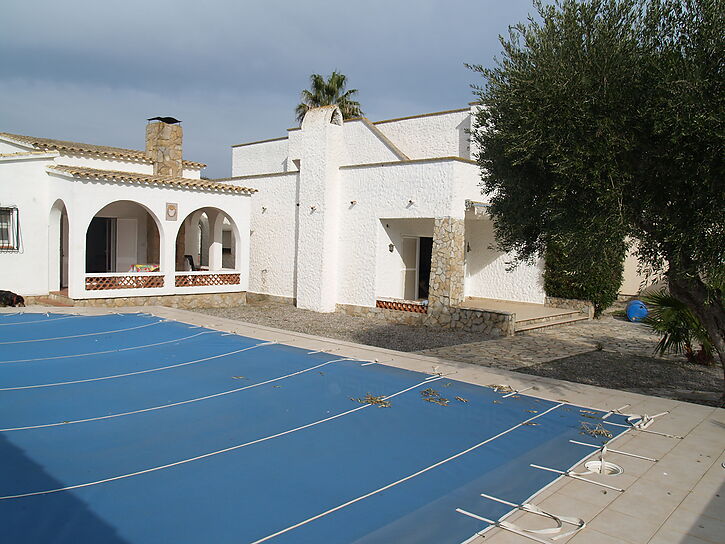 Grand terrain au canal de 1000 mètres avec deux maisons à vendre à Empuriabrava.