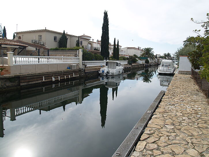 Large plot on the canal of 1000 meters with two houses for sale in Empuriabrava.