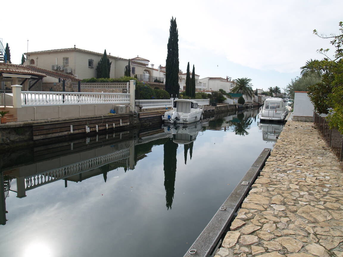 Gran terreny al canal de 1000 metres amb dues cases en venda a Empuriabrava.