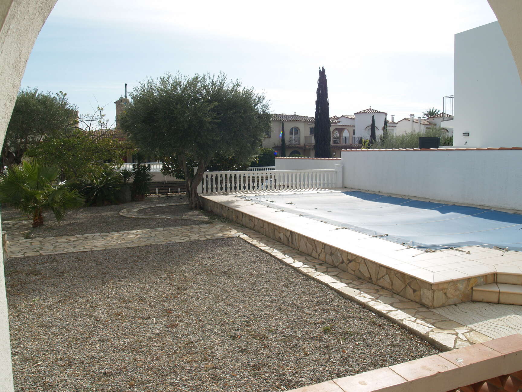 Large plot on the canal of 1000 meters with two houses for sale in Empuriabrava.