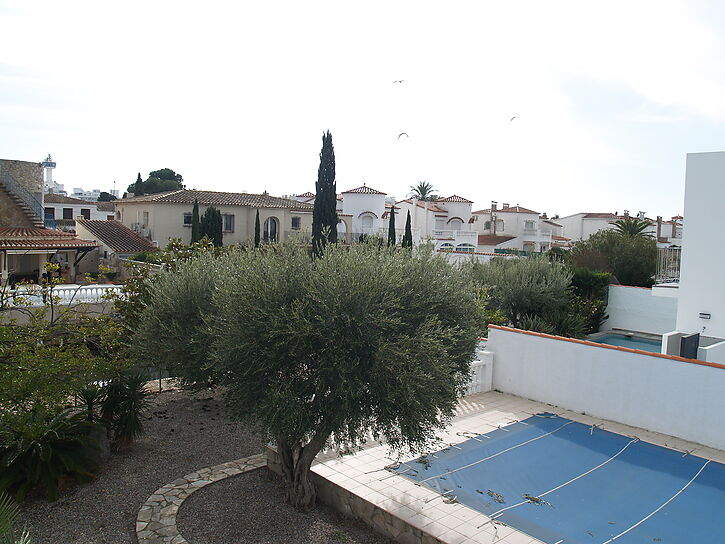 Grand terrain au canal de 1000 mètres avec deux maisons à vendre à Empuriabrava.