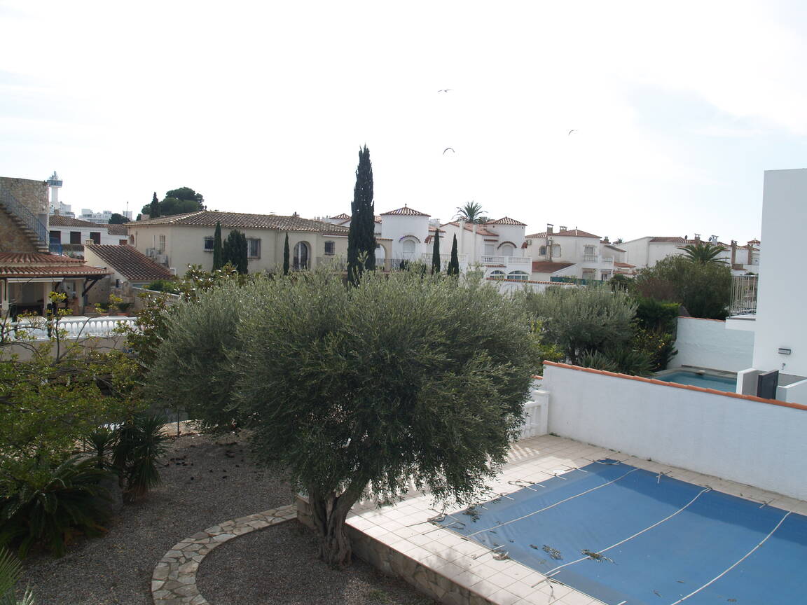 Grand terrain au canal de 1000 mètres avec deux maisons à vendre à Empuriabrava.