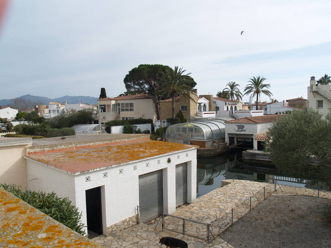 Large plot on the canal of 1000 meters with two houses for sale in Empuriabrava.