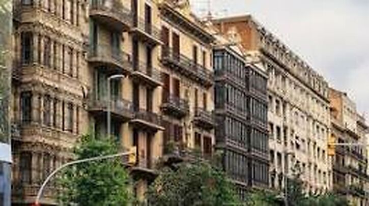Edificio de 1989 m2 en el corazón de Barcelona, ubicación privilegiada para tu negocio. ¡No dejes pa