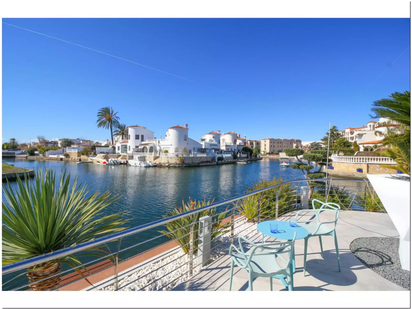 Spectacular corner house in Empuriabrava with 2 moorings for sale. Don't miss this unique opportunit