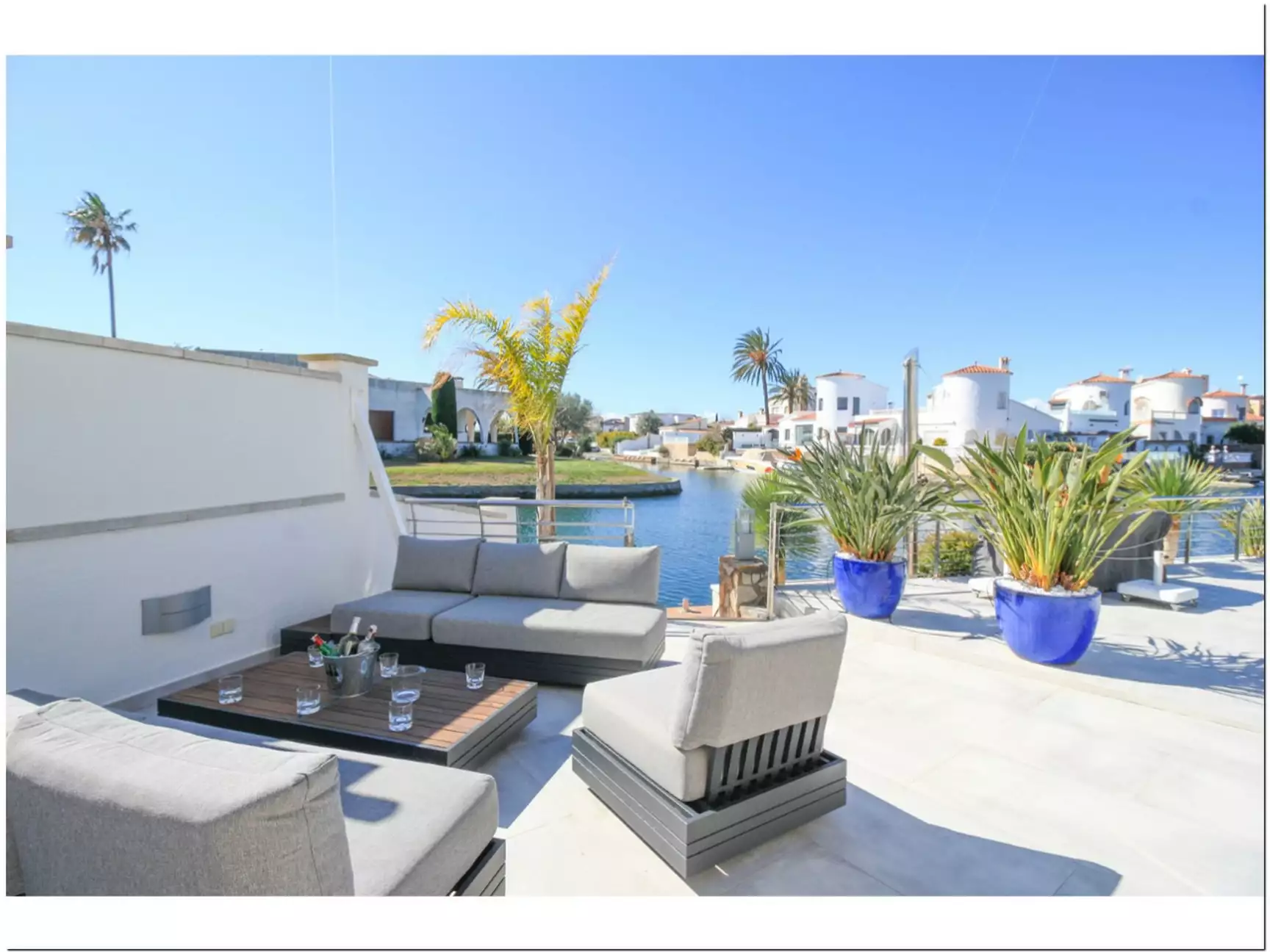 Spectacular corner house in Empuriabrava with 2 moorings for sale. Don't miss this unique opportunit