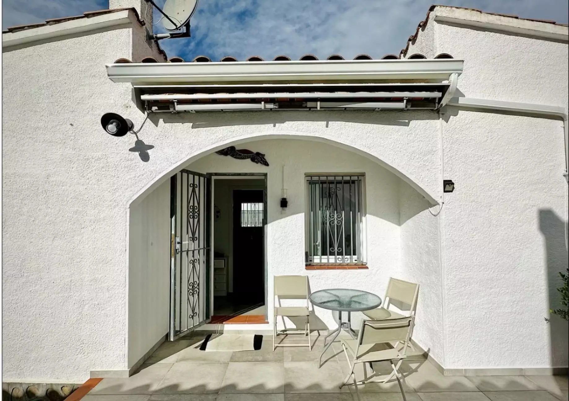 Renovated ground floor house with pool and garage for sale in Empuriabrava.