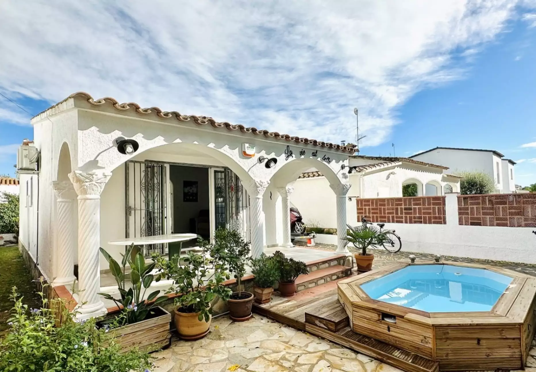 Renovated ground floor house with pool and garage for sale in Empuriabrava.