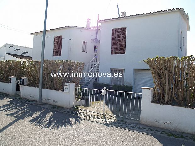 Casa la venta en Empuriabrava con cuatro apartamentos.