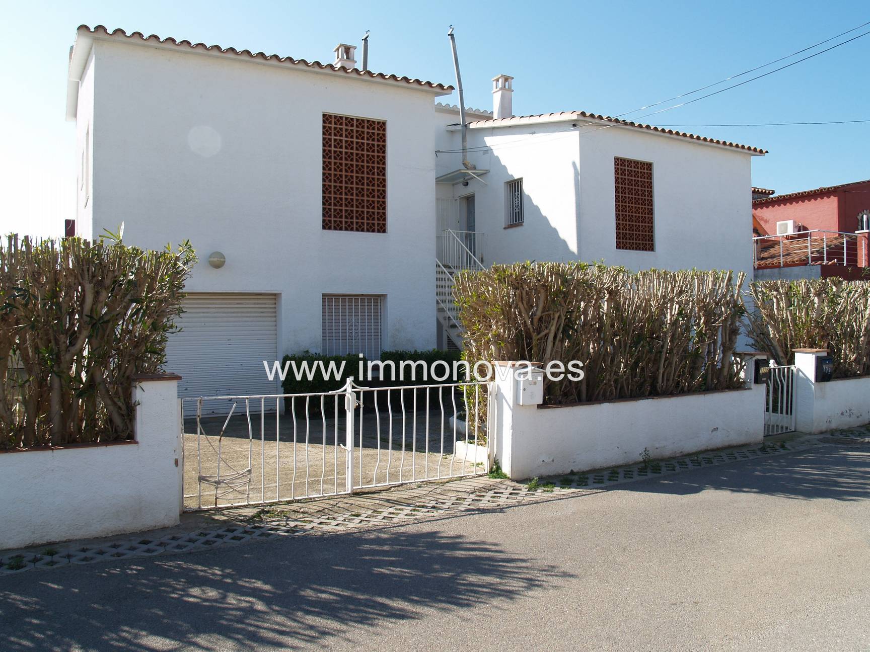 Casa la venta en Empuriabrava con cuatro apartamentos.