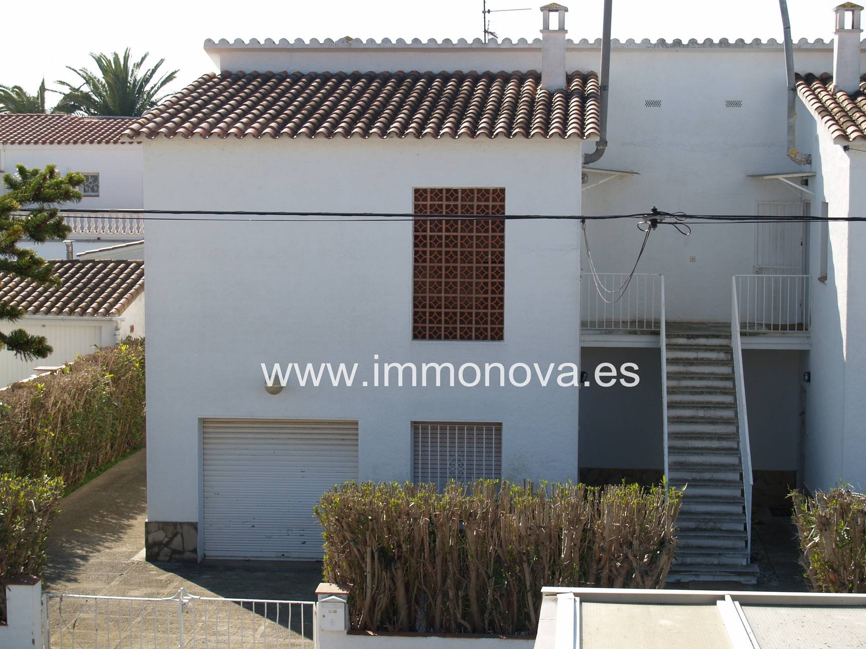 Maison à vendre à Empuriabrava avec quatre appartements.