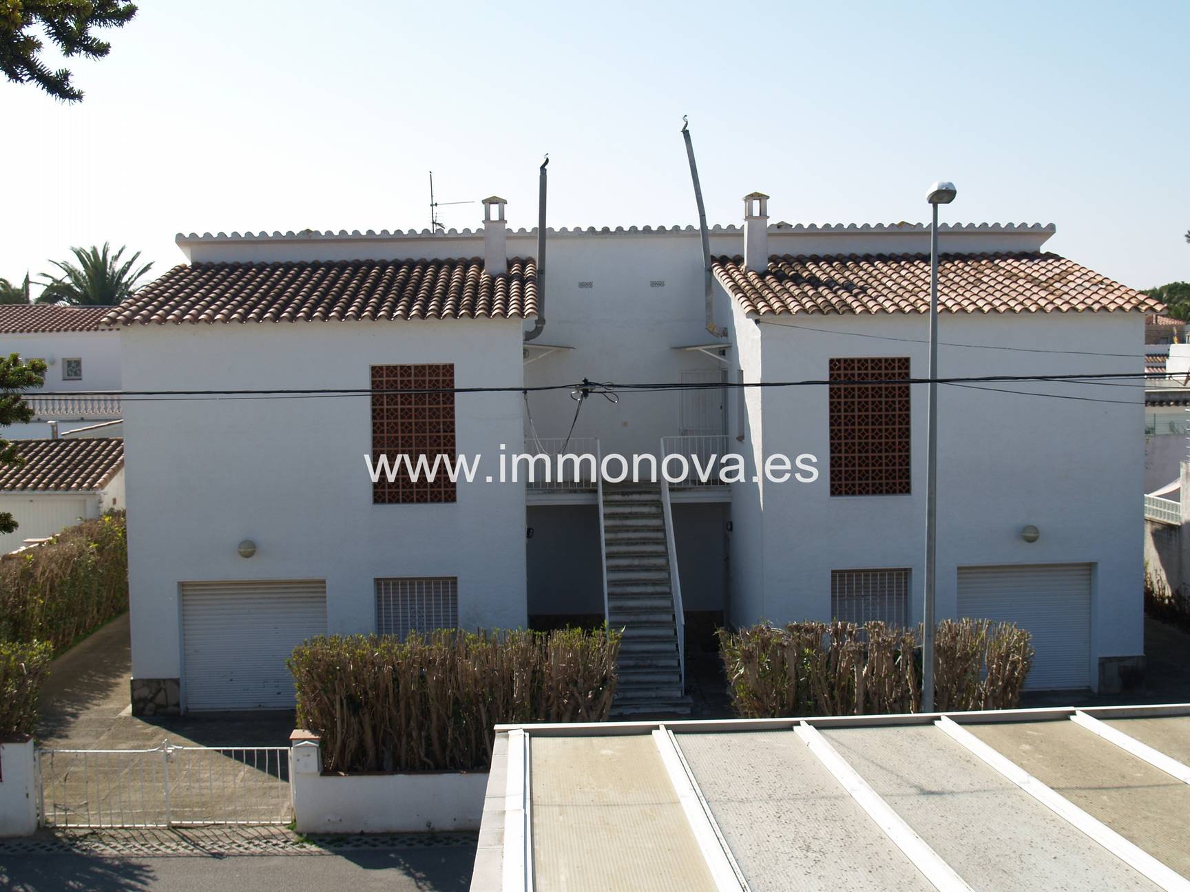 Casa la venta en Empuriabrava con cuatro apartamentos.