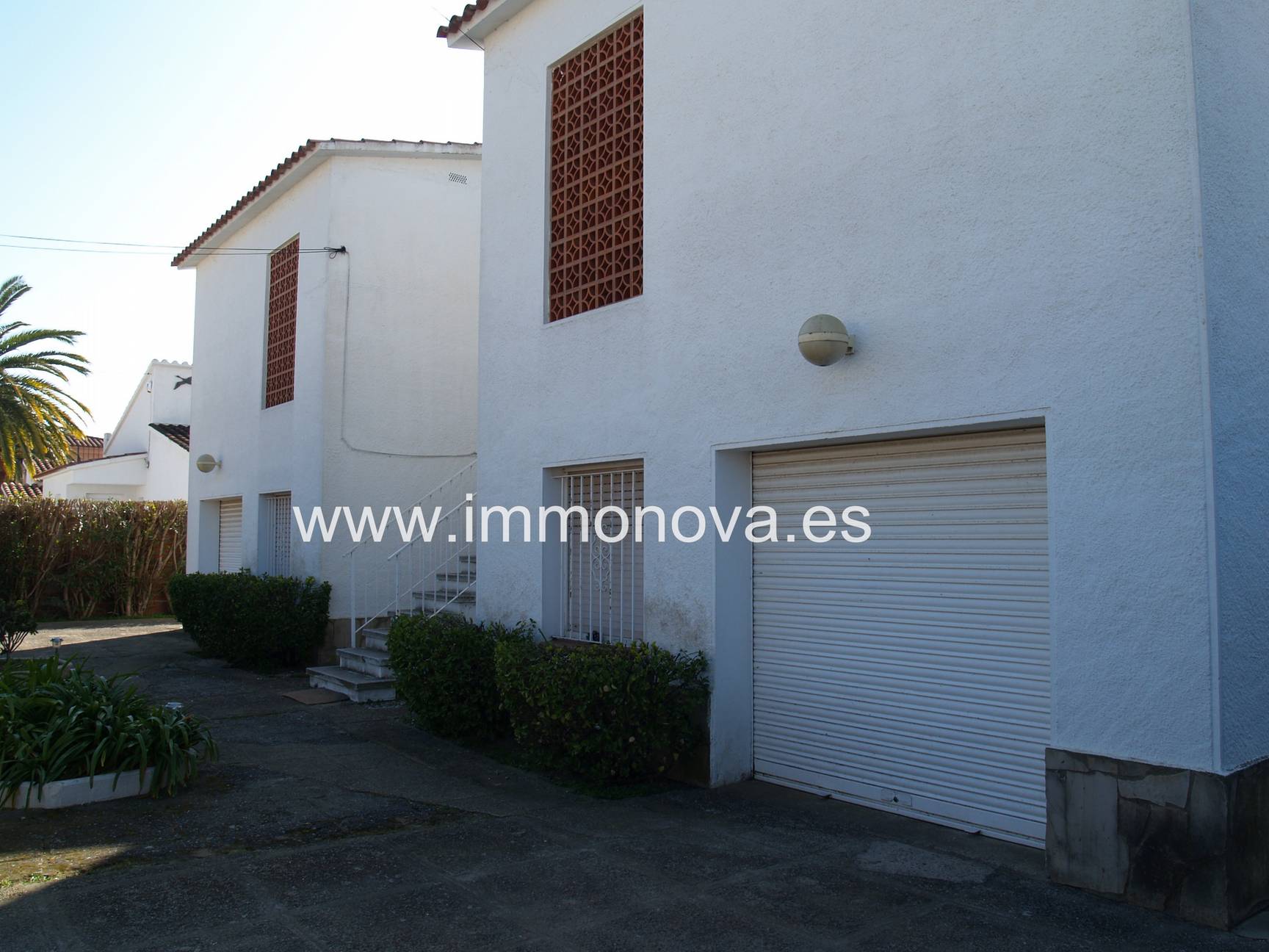 House to sale in Empuriabrava with four apartments.