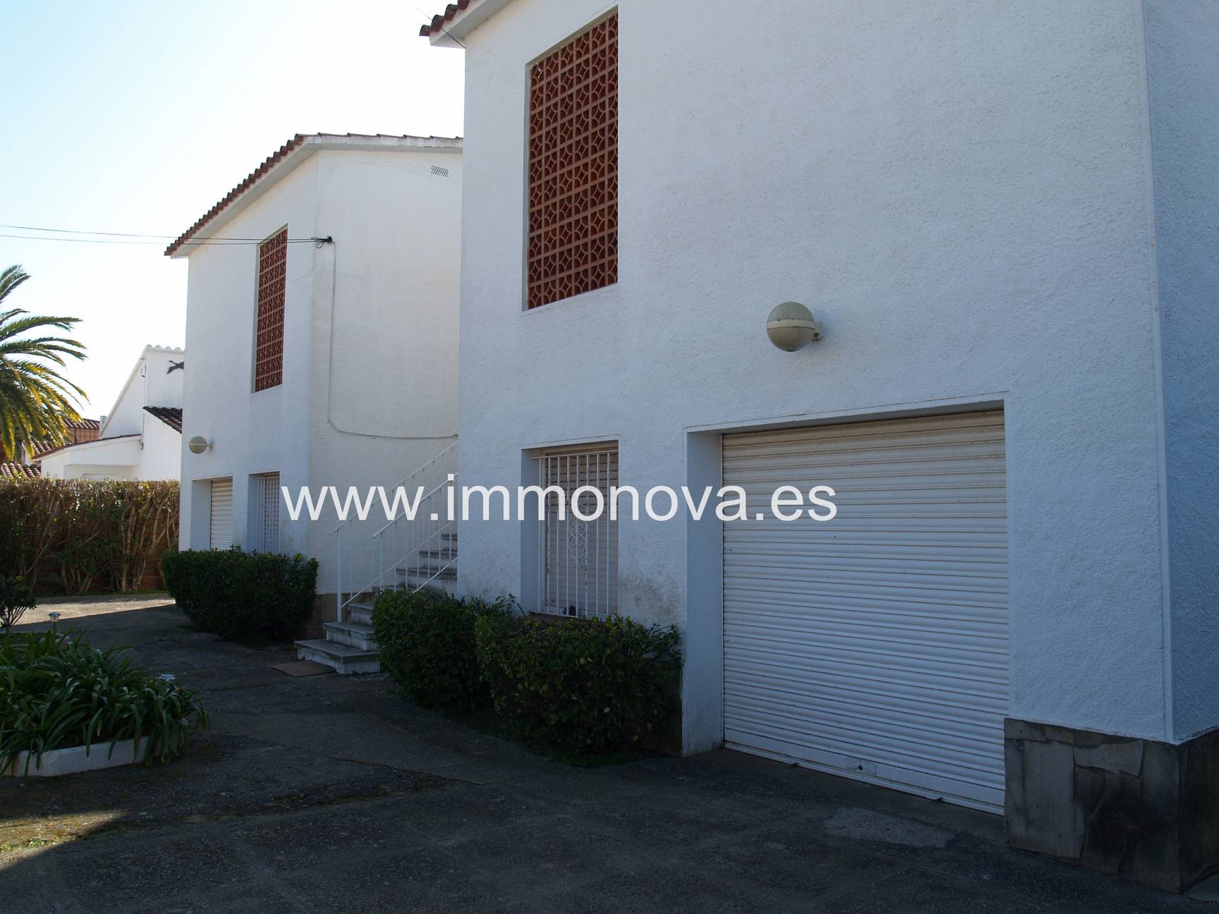 Maison à vendre à Empuriabrava avec quatre appartements.