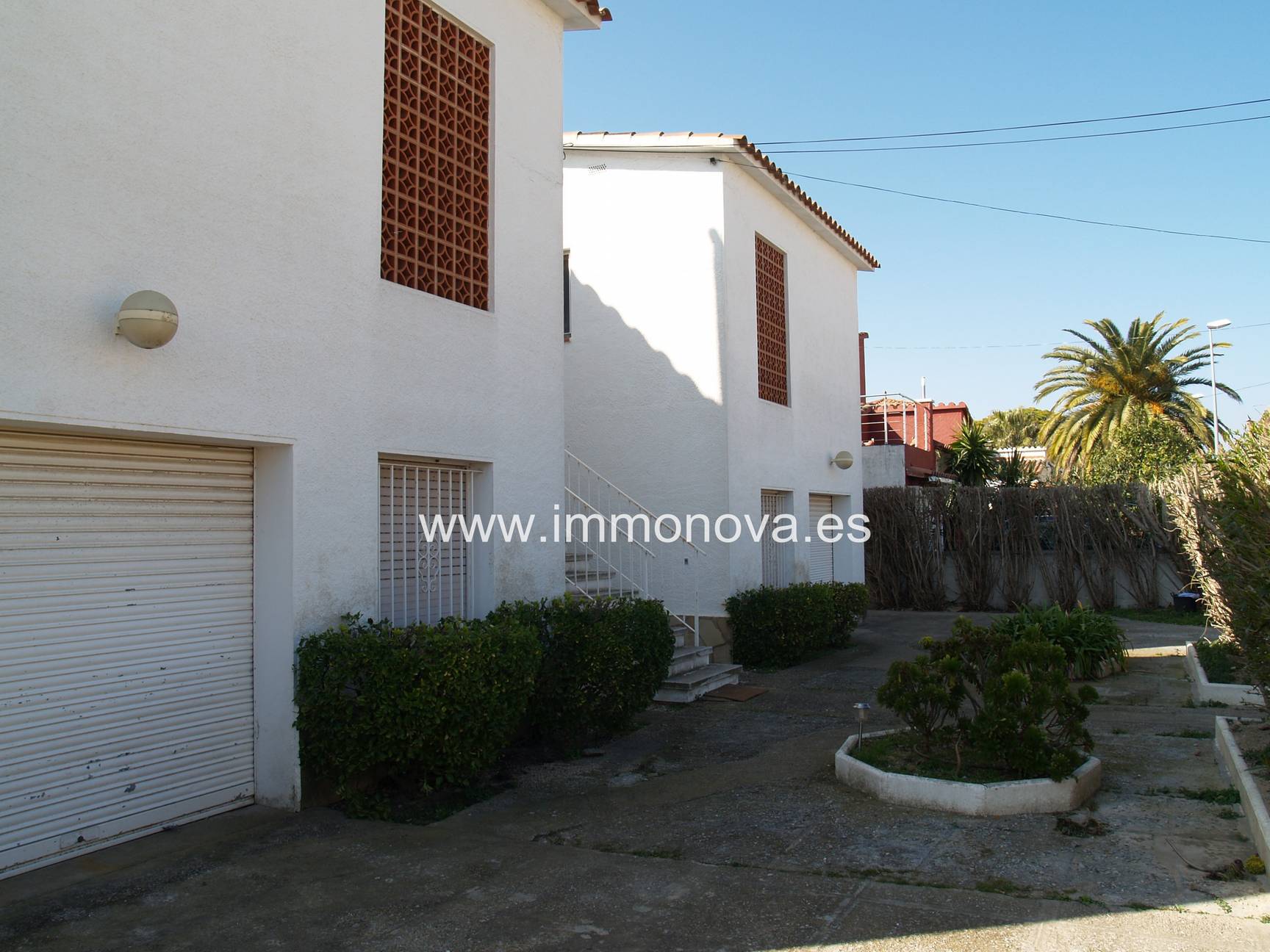 Casa la venta en Empuriabrava con cuatro apartamentos.