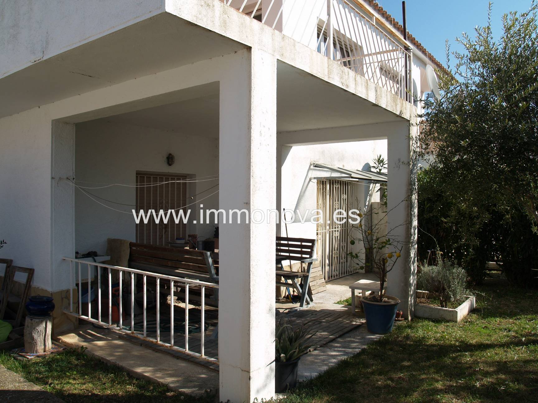 Casa la venta en Empuriabrava con cuatro apartamentos.