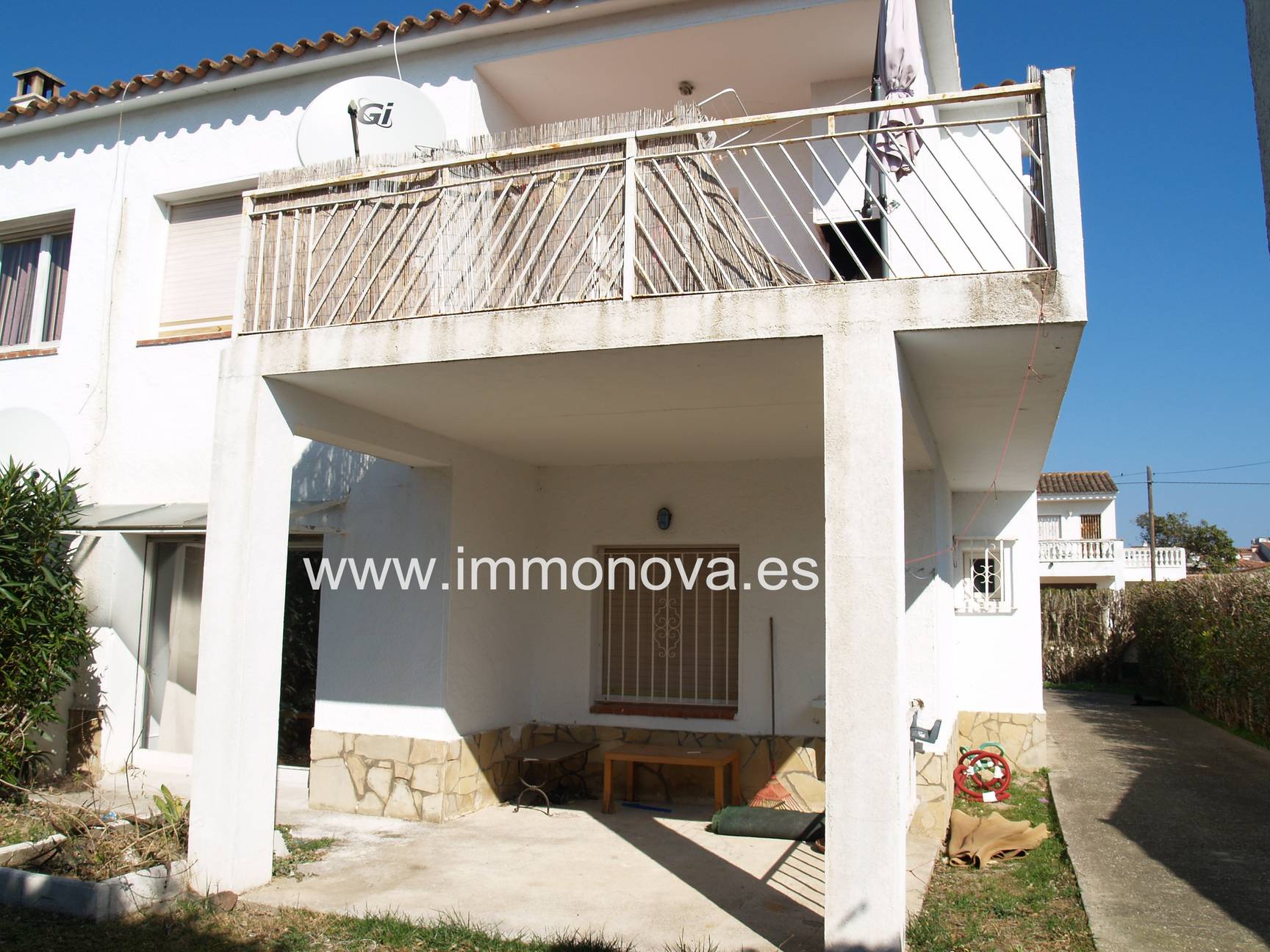 Maison à vendre à Empuriabrava avec quatre appartements.