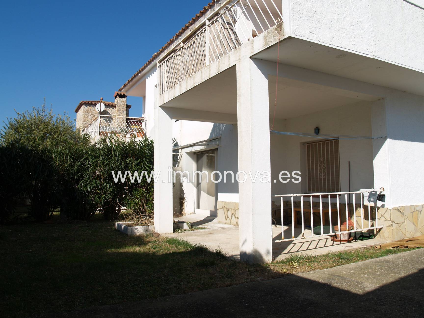 Maison à vendre à Empuriabrava avec quatre appartements.