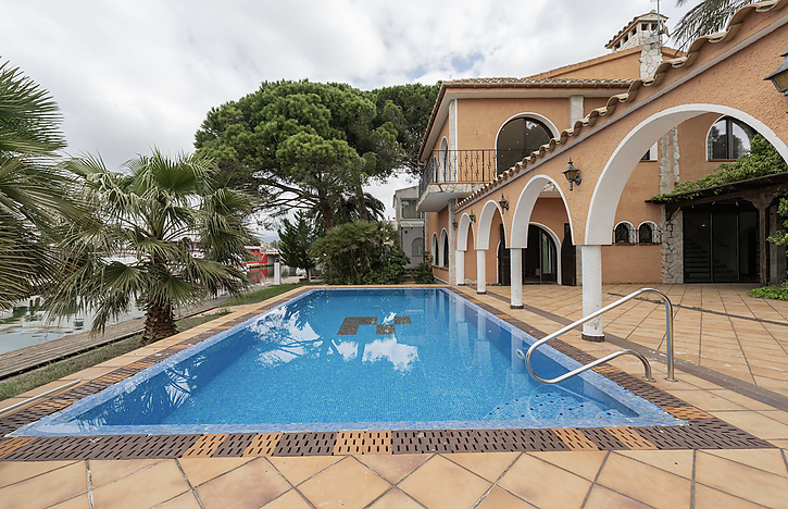 house-on-the-canal-with-mooring-30-meters-pool-near-the-beach-for-sale-in-empuriabrava-858