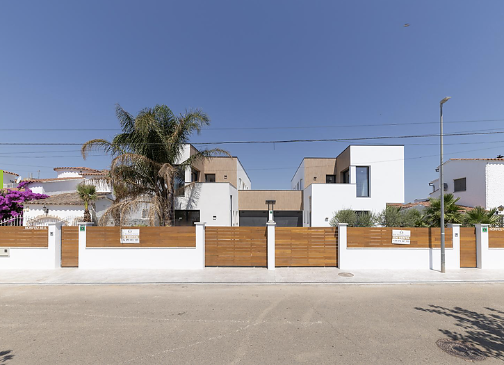 Casa en construcci&oacute; d&acute;estil modern al canal a la vente a Empuriabrava. ( A )