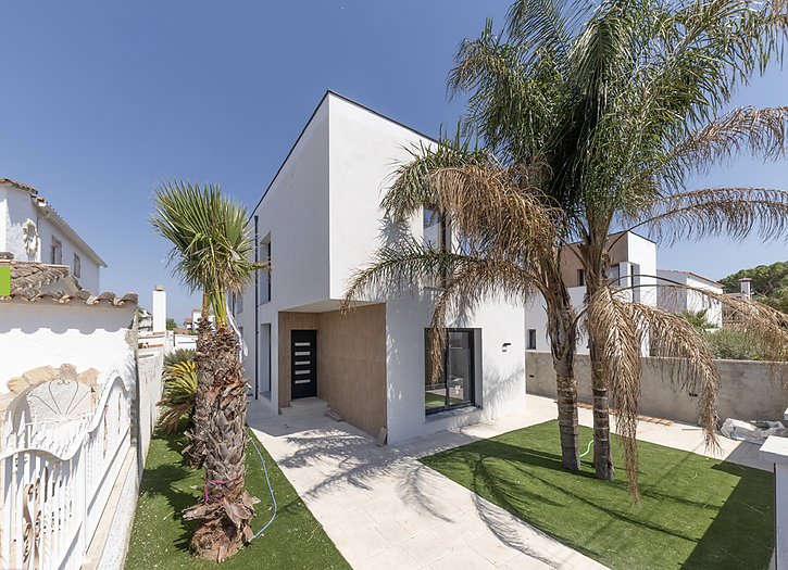 Casa en construcci&oacute; d&acute;estil modern al canal a la vente a Empuriabrava. ( A )