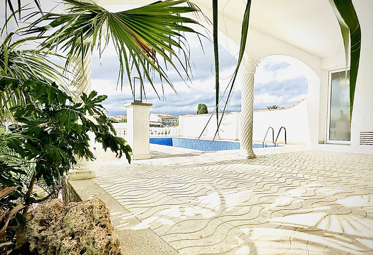 haus-am-kanal-12-meter-lang-renoviert-mit-pool-zu-verkaufen-empuriabrava-859