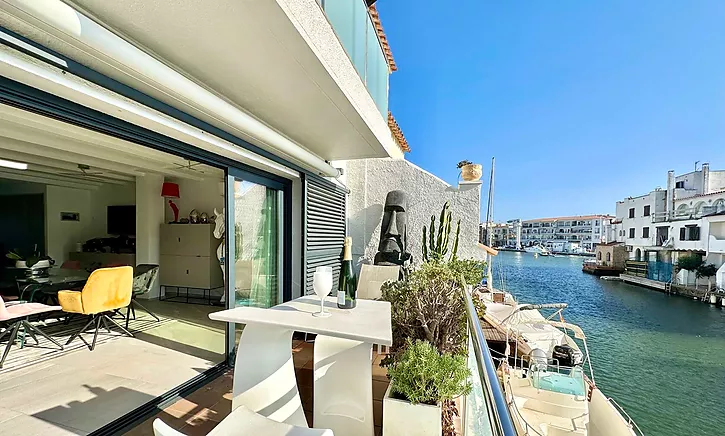 maison-contemporaine-de-luxe-amarree-a-20-metres-du-pont-a-vendre-a-empuriabrava-863