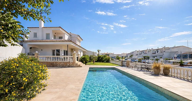 belle-maison-renovee-avec-ponton-40-metre-a-vendre-a-empuriabrava-864
