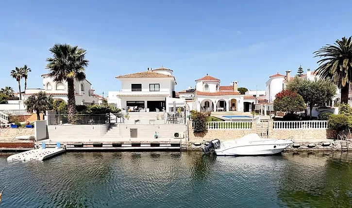 casa-al-canal-amb-amarre-i-piscina-en-venda-empuriabrava-867