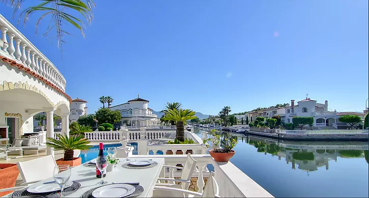 casa-al-canal-amb-dos-amarratges-reformada-amb-piscina-en-venda-empuriabrava-868