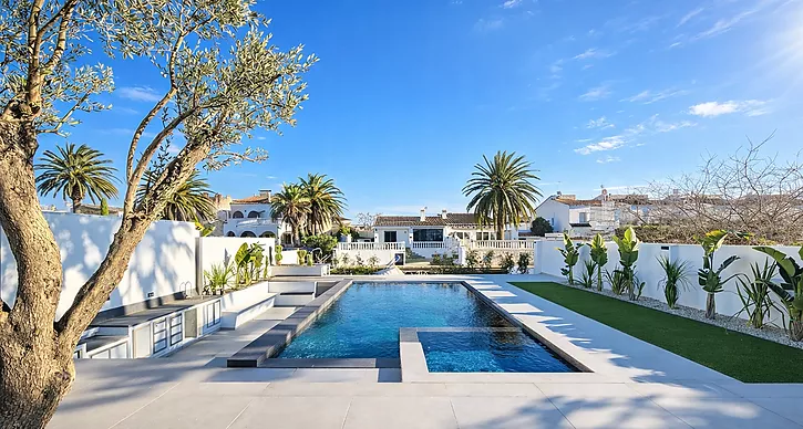 casa-nueva-estilo-mediterraneo-con-amarre-y-piscina-en-venta-empuriabrava-869