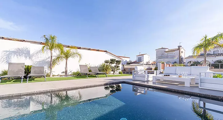 schoenes-renoviertes-haus-am-kanal-mit-liegeplatz-und-pool-in-empuriabrava-verkaufen-870
