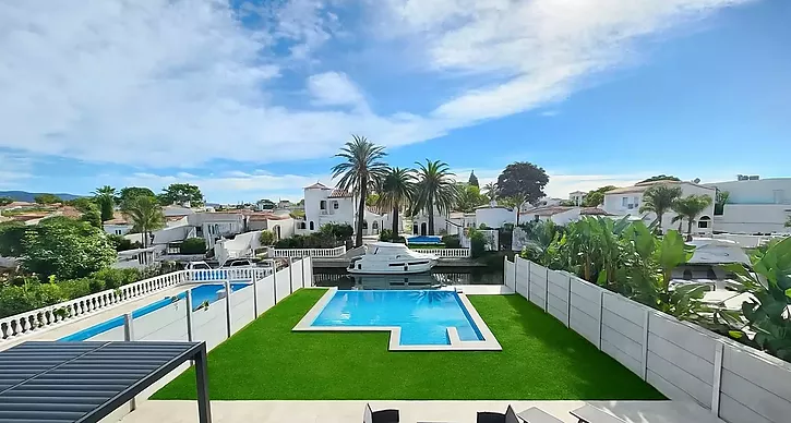 casa-moderna-reformada-con-piscina-y-amarre-a-la-venta-en-empuriabrava-872