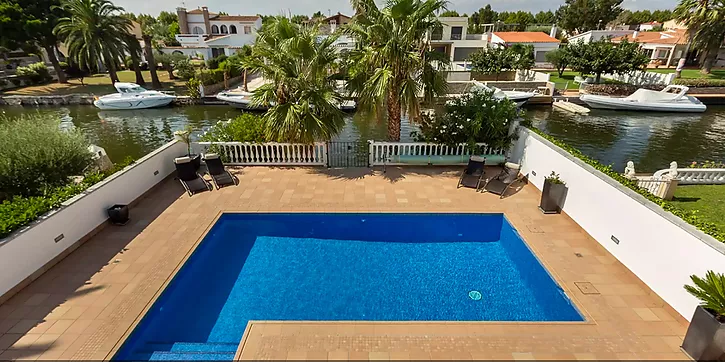 maison-a-vendre-au-canal-avec-licence-touristique-a-empuriabrava-873