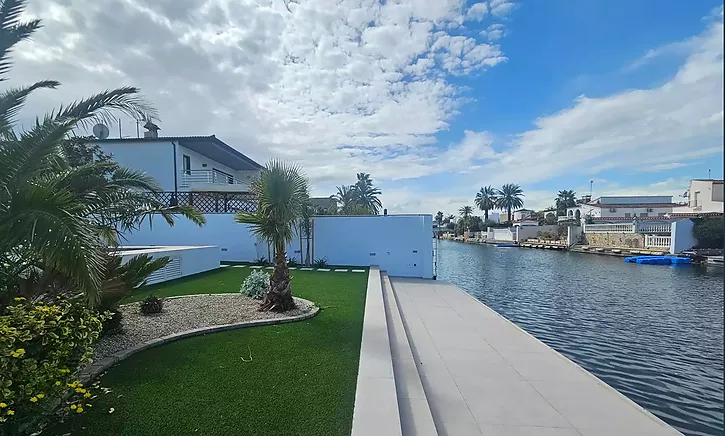 renovated-canal-house-for-sale-with-mooring-and-pool-in-empuriabrava-874