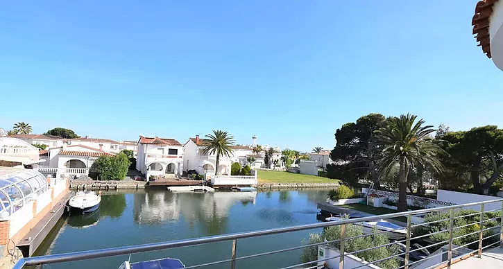 modern-canal-villa-for-sale-in-empuriabrava-with-tourist-license-and-mooring-875