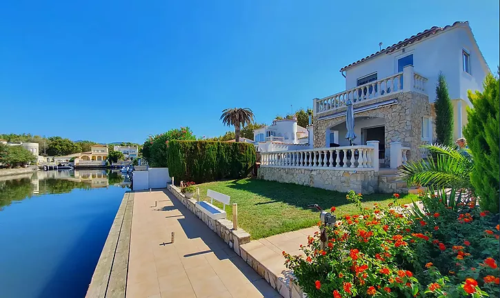 casa-al-canal-de-estilo-mediterraneo-con-amarre-y-piscina-en-vente-empuriabrava-876