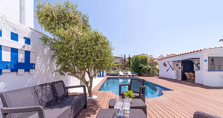 villa-au-canal-avec-amarre-prive-et-piscine-a-vendre-a-empuriabrava-877